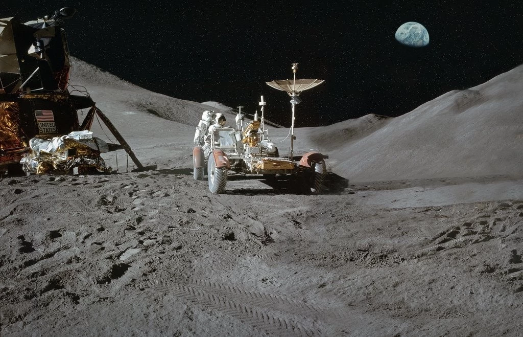 Apollo 15: Ορκίζομαι στο Θεό, ένιωσα το άγγιγμα Του – Η Σελήνη κι ο βράχος που έφεραν στη Γη
